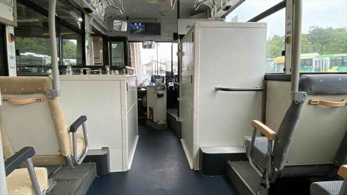 車内に設置したバッテリーパック。計6パック