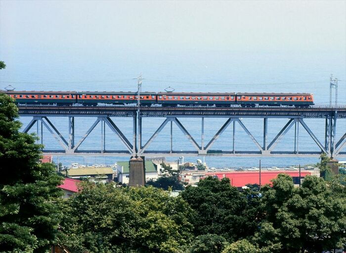東海道線根府川鉄橋を走る80系電車