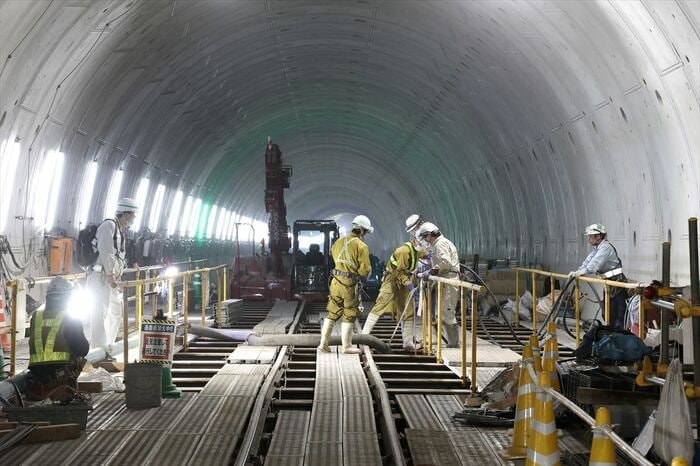 工事中のトンネル内