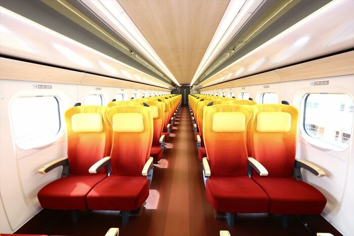 E8系普通車の室内