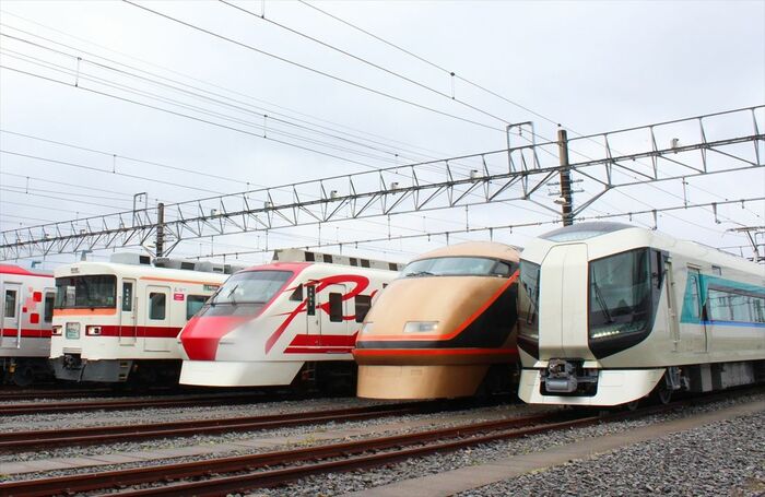 ずらり並んだ東武特急車両