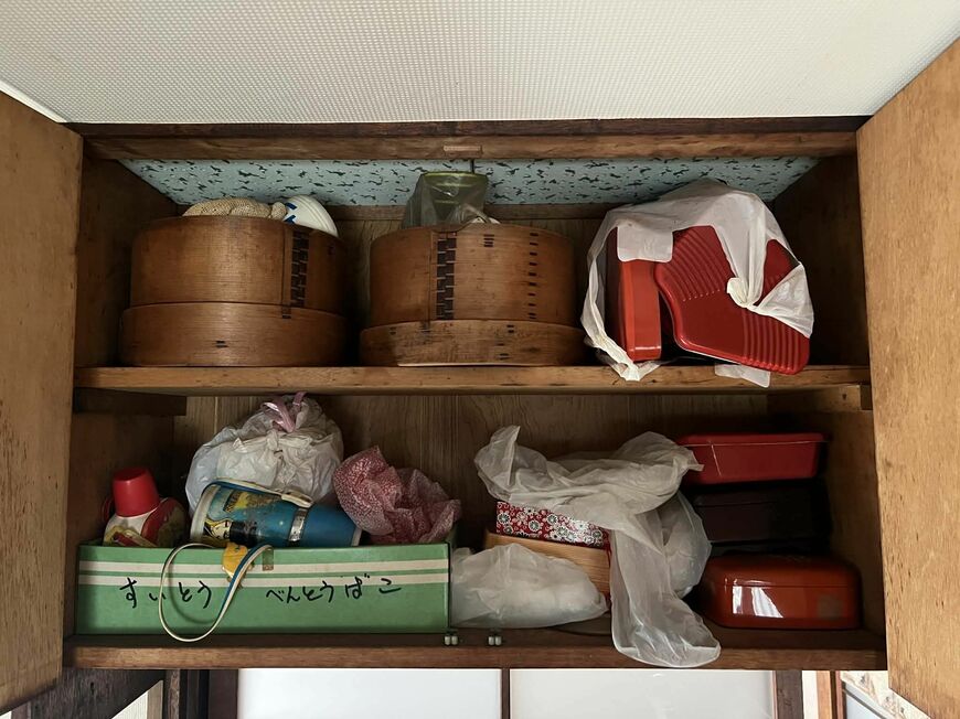 数十年前のままだった台所の吊戸棚（写真：藤野ことさん提供）