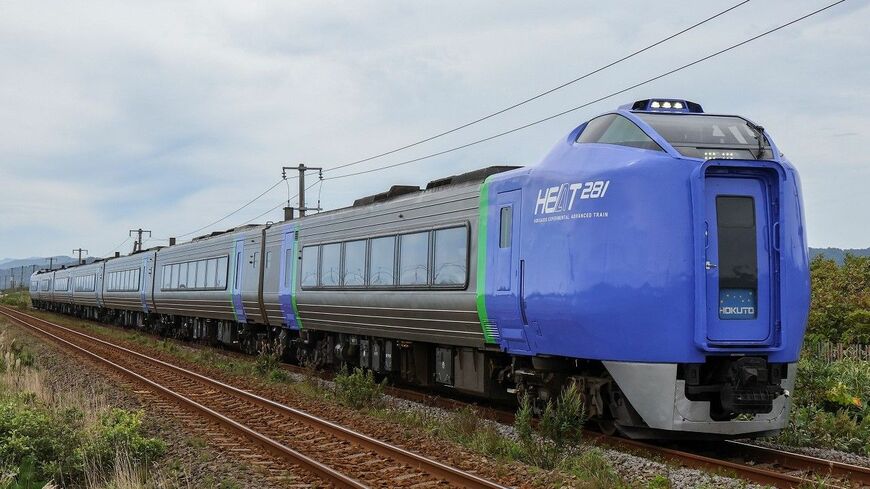 引退を前に「HEAT 281」のロゴとグレーのスカートが復活したキハ281-901を先頭にした「北斗」（筆者撮影）