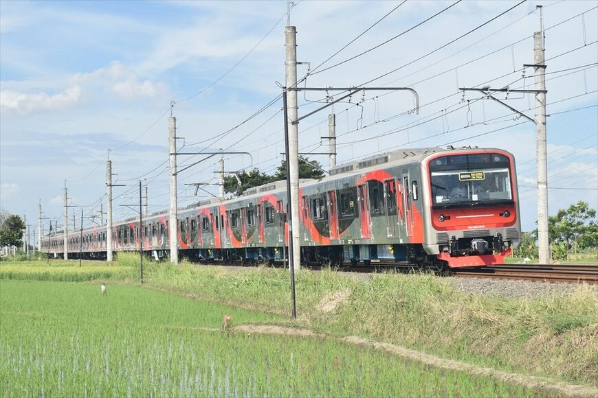 本線上で試運転するインドネシア国産の新型通勤電車「CLI-225型」（筆者撮影）