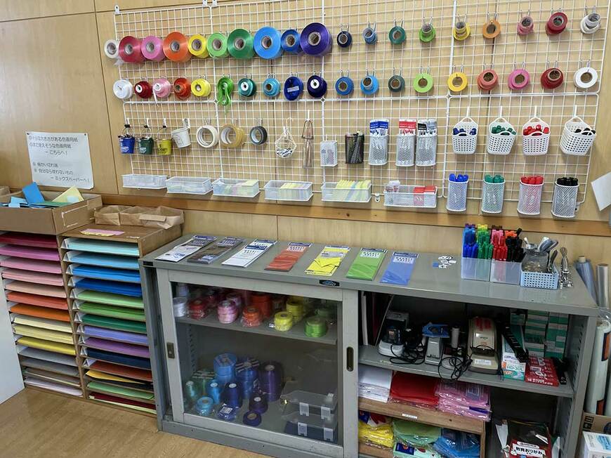 虹色に事務用品を並べた小学校の事務室
