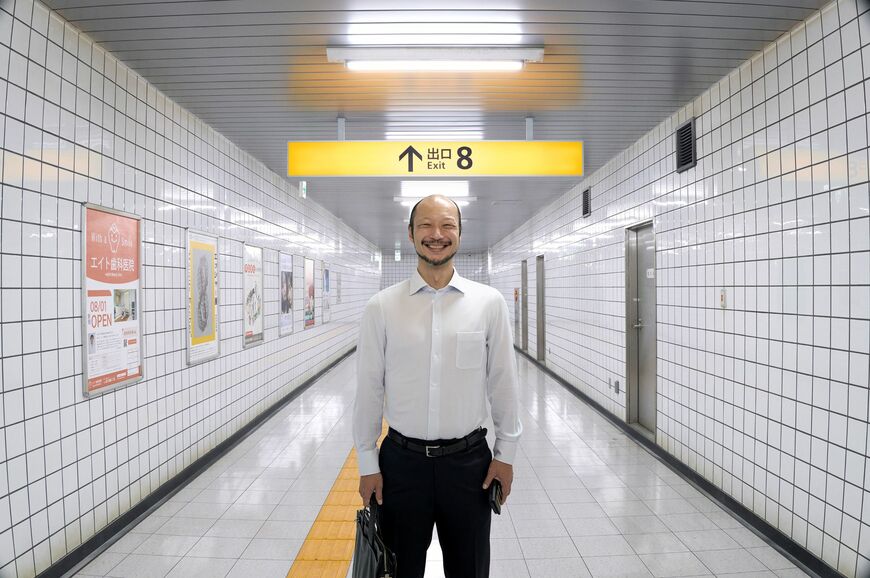 歩く男