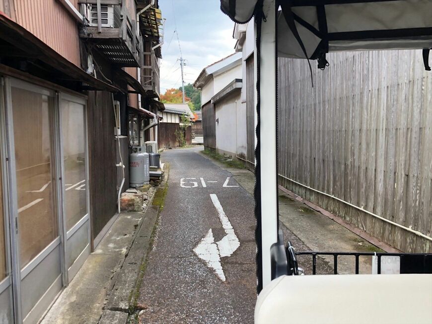 クルマ1台がやっと通れる程度の狭い道も多い（筆者撮影）