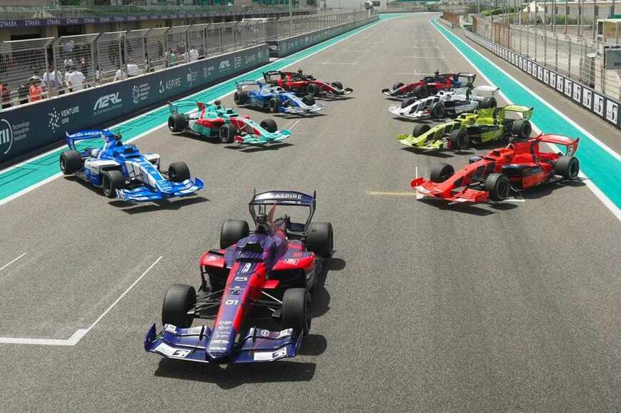 Abu Dhabi Autonomous Racing Leagueでズラリと並んだAIレーシングカー（写真：A2RL）