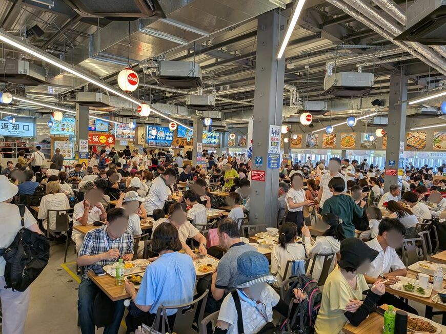 中はこんな感じ！炎天下の中、涼しさを求めた人もいたのだろう、大盛況だ（筆者撮影）