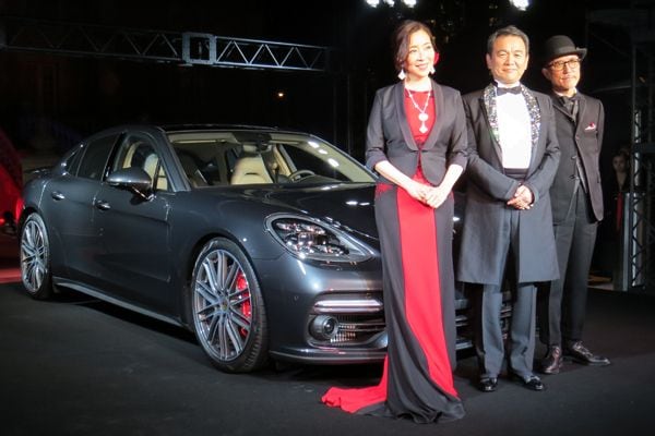 パナメーラ発表会には女優の真矢ミキさんも登場。中央に立つのが七五三木敏幸社長だ