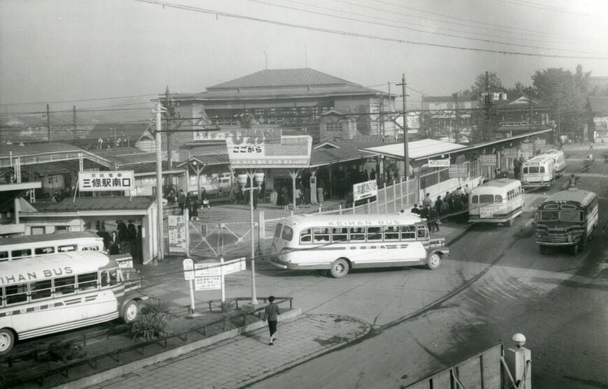 かつての三条駅。看板には「びわ湖 ここから急行25分」とある（写真：京阪電気鉄道）