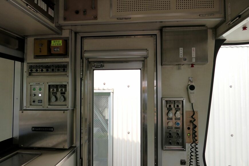 乗務員室の機器類（記者撮影）