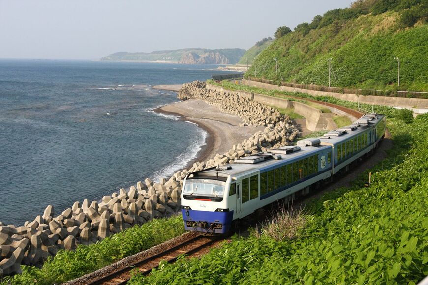 「リゾートしらかみ」初代の青池編成。現在は新型のハイブリッド車に交代した（撮影：南正時）