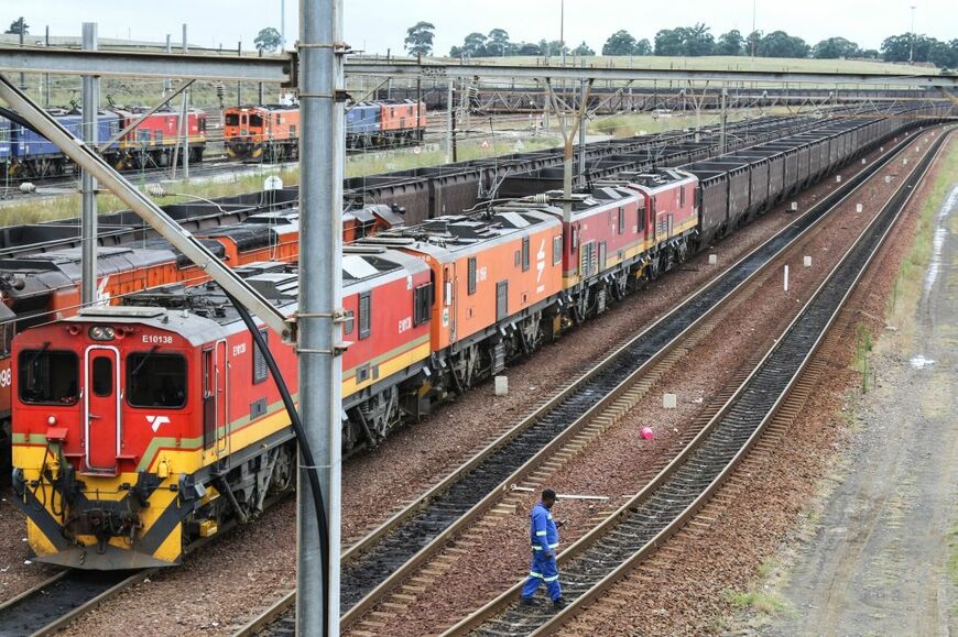 南アフリカの鉄道は日本と同じ1067mm軌間だ（写真：Bloomberg）