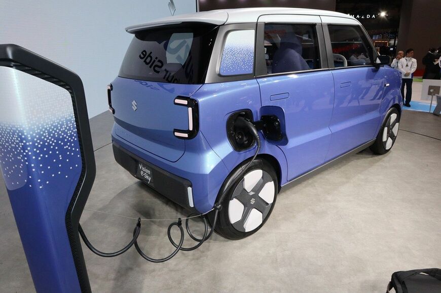 スズキ「ビジョンe-スカイ」（筆者撮影）