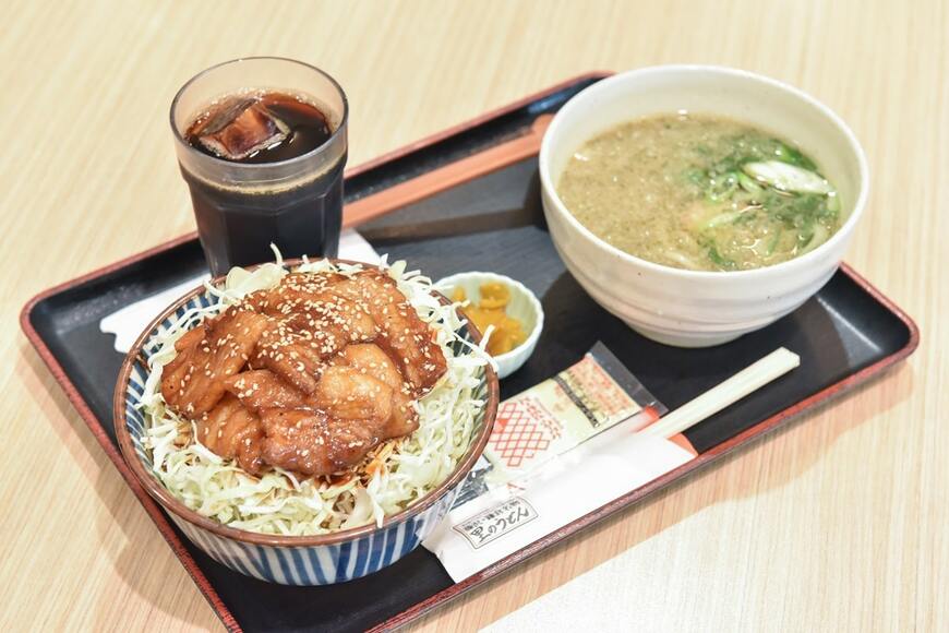 一番人気のうどんとバラ丼のセット。一見すると不思議な組み合わせだが、食べてみるとソウルフードになったのが納得できる、絶妙のハーモニーを奏でる（撮影：大澤誠）