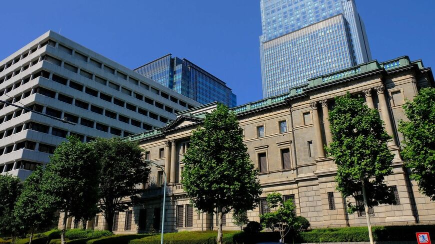 ニュースで報じられている、インフレ、円安、金融政策について、言葉や背景をしっかりと理解できていないビジネスパーソンも多いのではないでしょうか（写真：khadoma／PIXTA）この記事の画像を見る(◯枚)