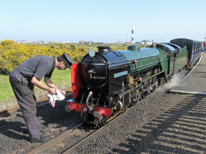 英国ロムニー・ハイス・アンド・ディムチャーチ鉄道の機関車。係員と比べるとその小ささがわかる（筆者撮影）