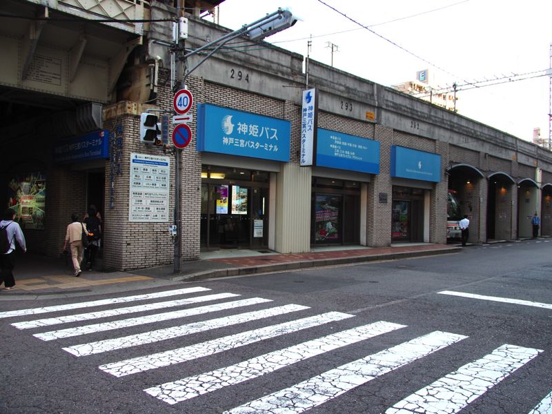 午前6時すぎの神姫バス、神戸三宮バスターミナル　（筆者撮影）