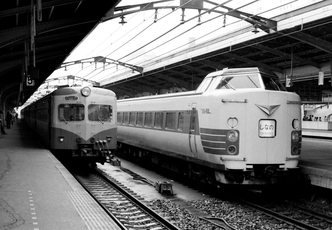 名古屋駅で特急「しなの」381系（右）と並ぶ80系
