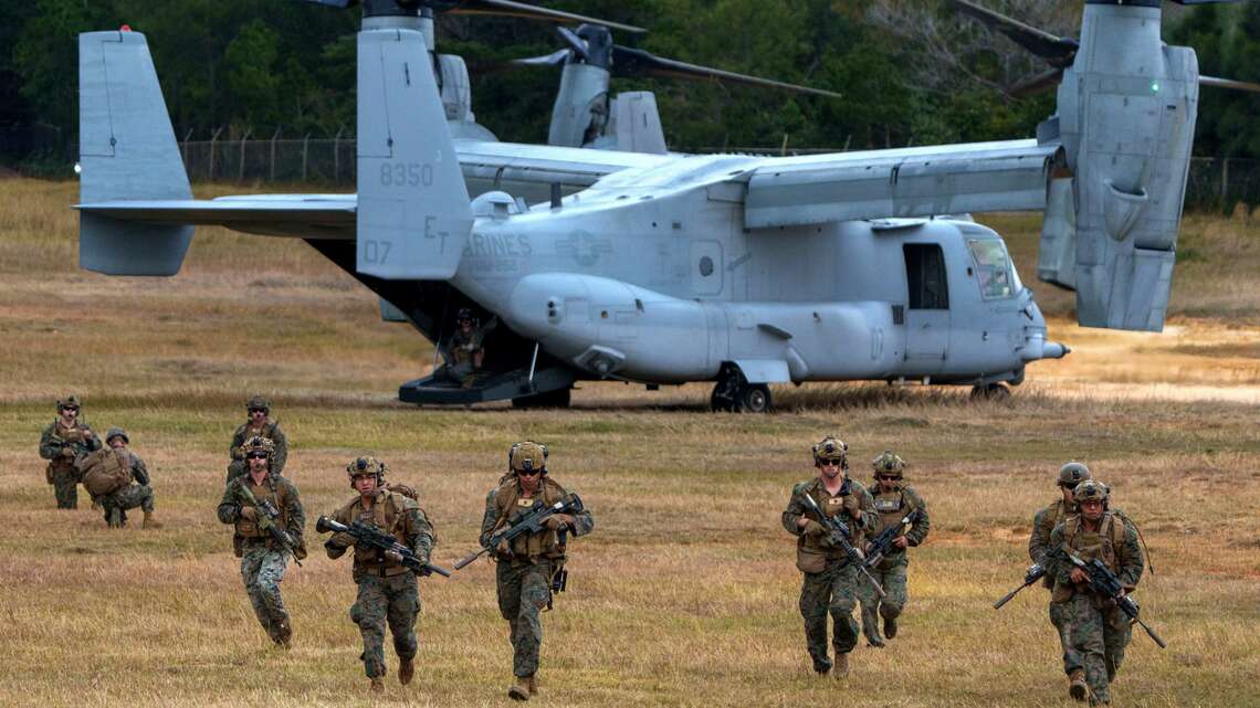 沖縄でオスプレイを使った訓練をする海兵隊
