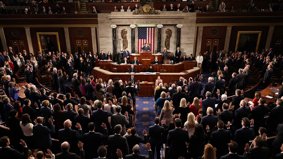 米国議会議事堂下院議場で宣誓を行う議員ら