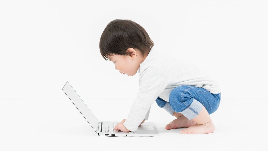 パソコンを操作する幼児