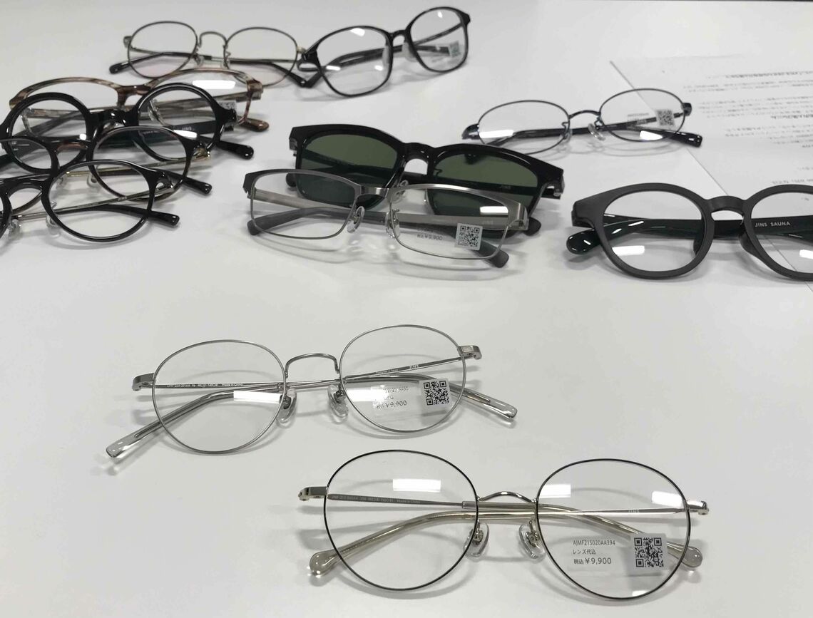 JINSが展開するさまざまなメガネ（筆者撮影）