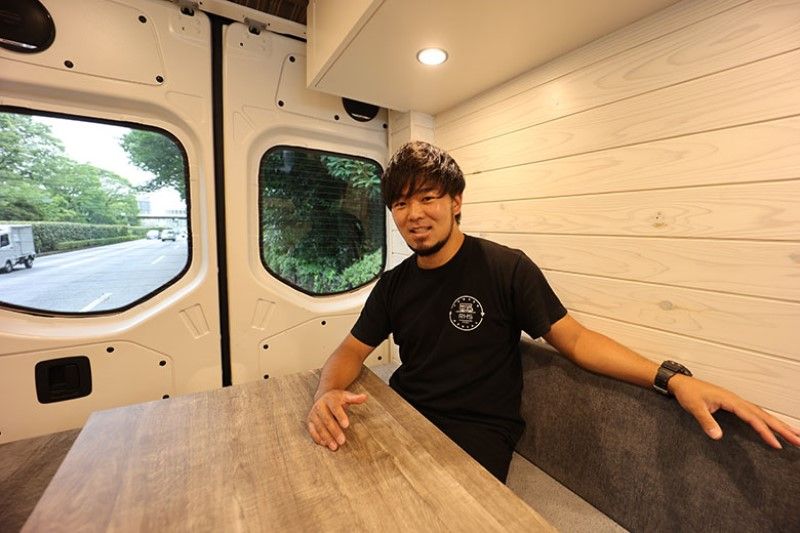 「俺の部屋へようこそ！」とばかりに、広々した車内を案内してくれた西村さん（写真：OCEANS編集部）