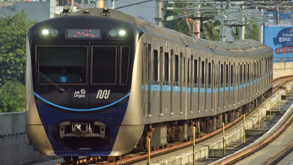 開業2年を迎えたジャカルタ都市高速鉄道（MRTJ）南北線の車両（筆者撮影）