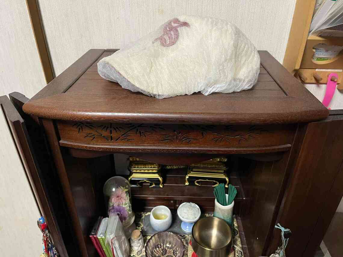 A君の帽子は仏壇の上に置かれていた。（写真：筆者撮影）