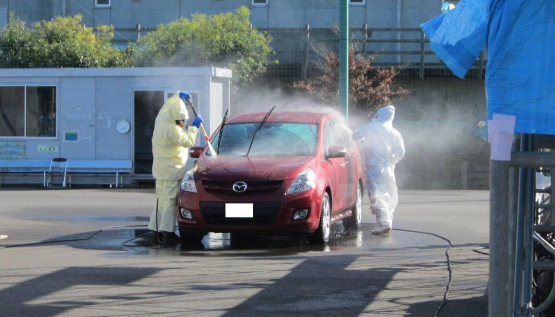 Jヴィレッジで車両を除染する様子（2011年10月に撮影、写真：東京電力ホールディングス）