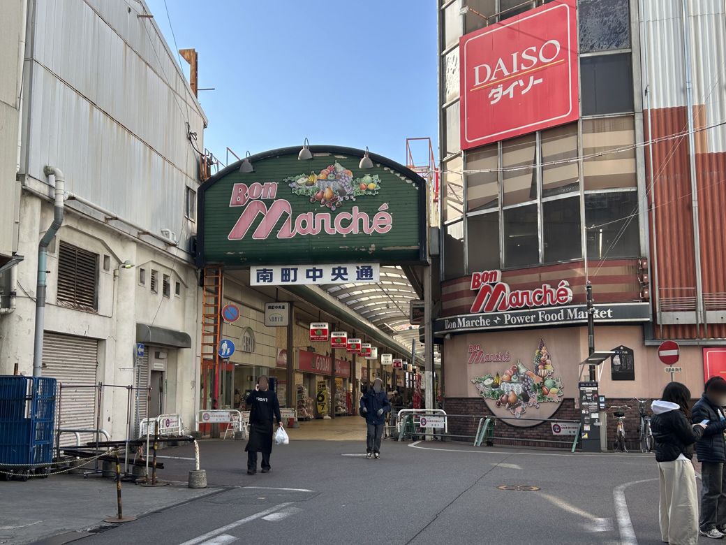 「ホテルリブマックス姫路駅前」へのアクセスは、姫路駅北口を出て姫路城に続く大通りを進み、山陽百貨店前を通って左に曲がったあとは、南町中央通をまっすぐに進む（写真：筆者撮影）