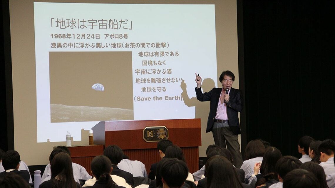 慶應義塾大学名誉教授・田中茂範氏の麗澤中学・高等学校での授業の様子