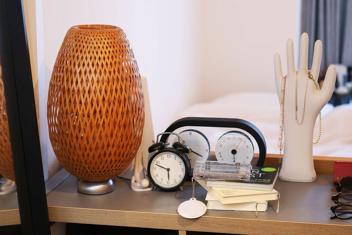 手の形のアクセサリースタンド