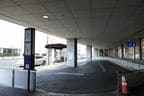バスとタクシーの乗り場がある