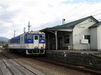 日高線の様似駅に停車する列車