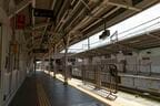沼部駅の下り線ホーム。木の柱を使った昔ながらの雰囲気