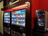 無料のドリンクバーとソフトクリーム（著者撮影）