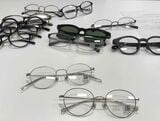 JINSが展開するさまざまなメガネ（筆者撮影）