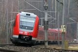 カーブ区間で車体を傾けて駆け抜けるドイツ鉄道の612型気動車（撮影：橋爪智之）