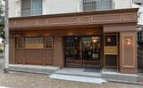 新宿御苑の閑静な界隈にたたずむケンズカフェ東京総本店。チョコレートを思わせる外壁は、今のガトーショコラの味に合わせて、軽やかな色合い、質感を採用している（撮影：大澤誠）