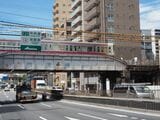 笹塚―代田橋間で環七通りをまたぐ京王線。右側が笹塚駅側（記者撮影）