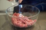 今回は合い挽き肉を使いました。牛挽き肉100％でも、もちろん美味しいハンバーグが作れます（写真：吉澤健太）