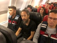 解放された安田さん｢日本に帰れてうれしい｣ イスタンブール行きの飛行機の中で