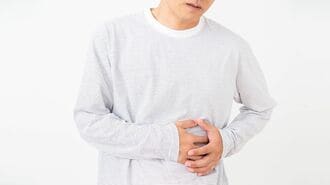 わき腹を押さえる男性