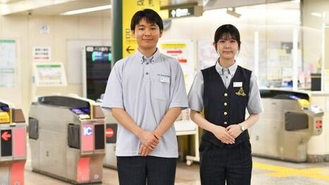 運転士｢ポロシャツ勤務OK｣変化する鉄道員のシンボル　小田急､相鉄に続き東京都交通局が制服に採用