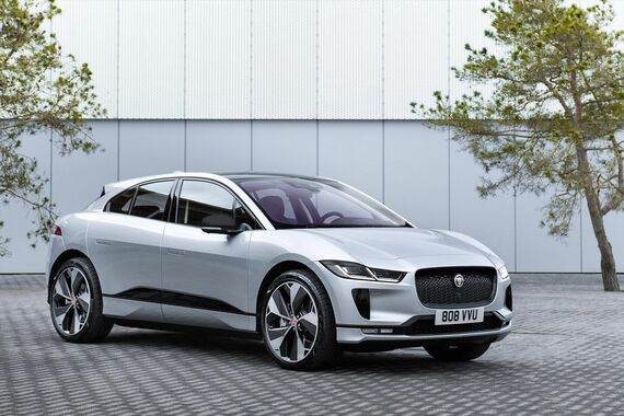 ジャガーがいち早く製品化したBEVのI-PACE（写真：Jaguar Japan）