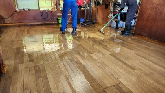 水切りワイパーで押し流す