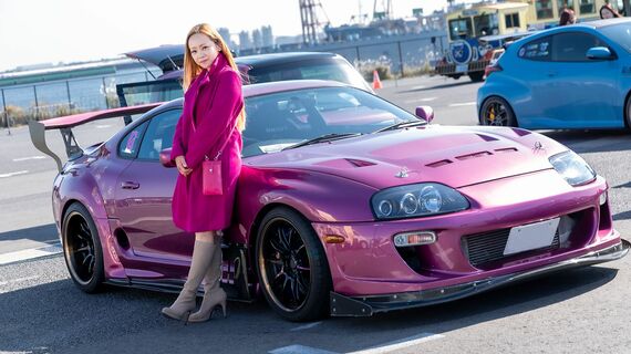 ガールズ・カー・コレクションを主催するNAOさんと、愛車のA80型スープラ